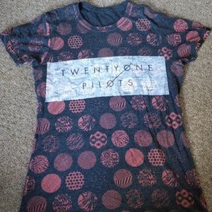 Hot Topic T0P graphic tee